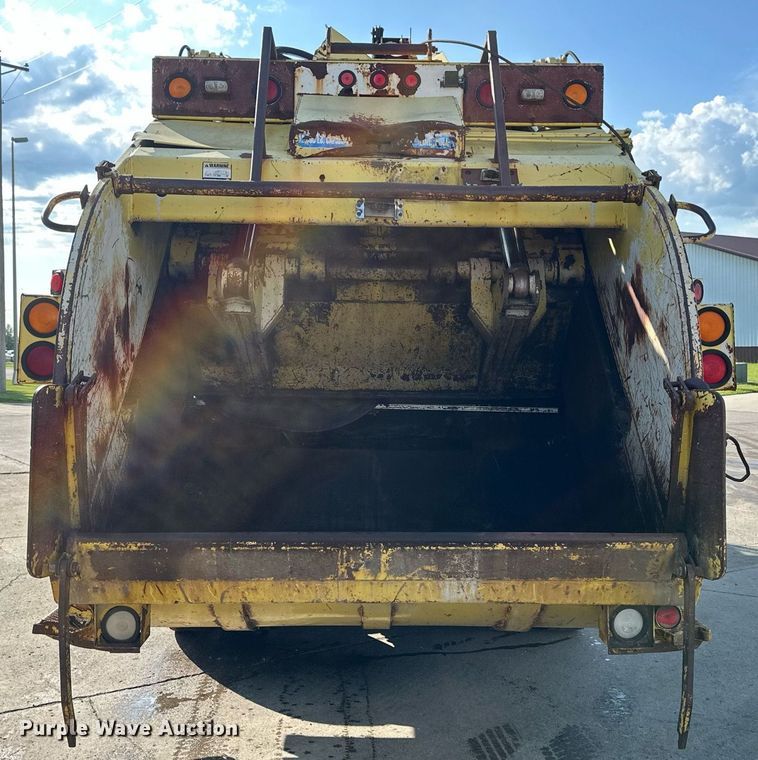 image for item EB2687 1995 Ford L8000 refuse truck