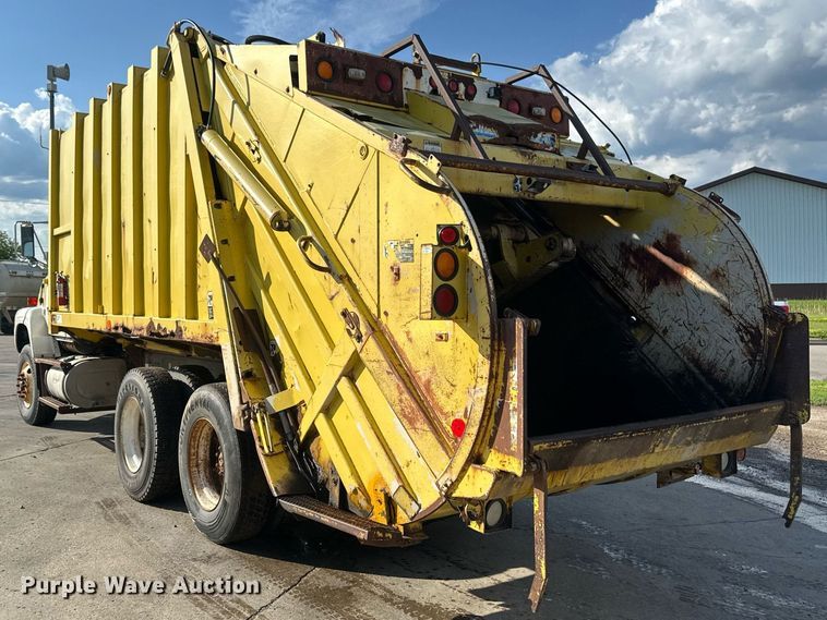 image for item EB2687 1995 Ford L8000 refuse truck