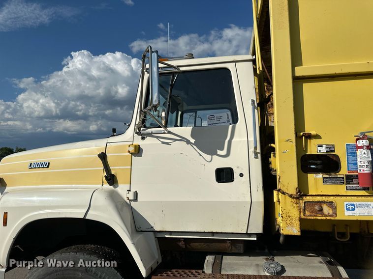 image for item EB2687 1995 Ford L8000 refuse truck