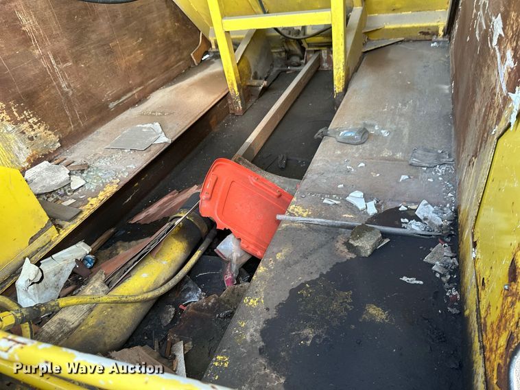 image for item EB2687 1995 Ford L8000 refuse truck