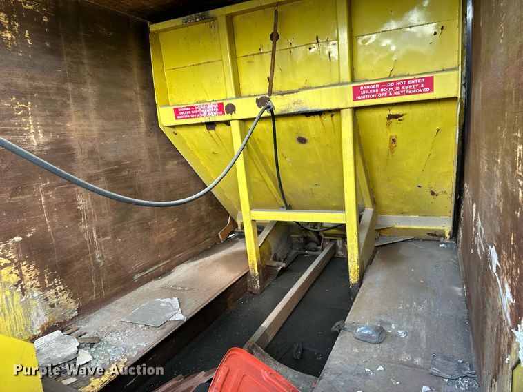 image for item EB2687 1995 Ford L8000 refuse truck