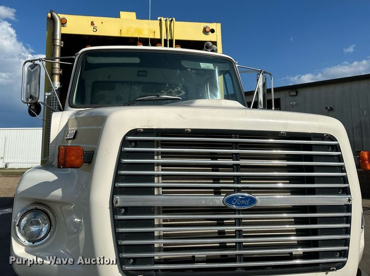 image for item EB2687 1995 Ford L8000 refuse truck