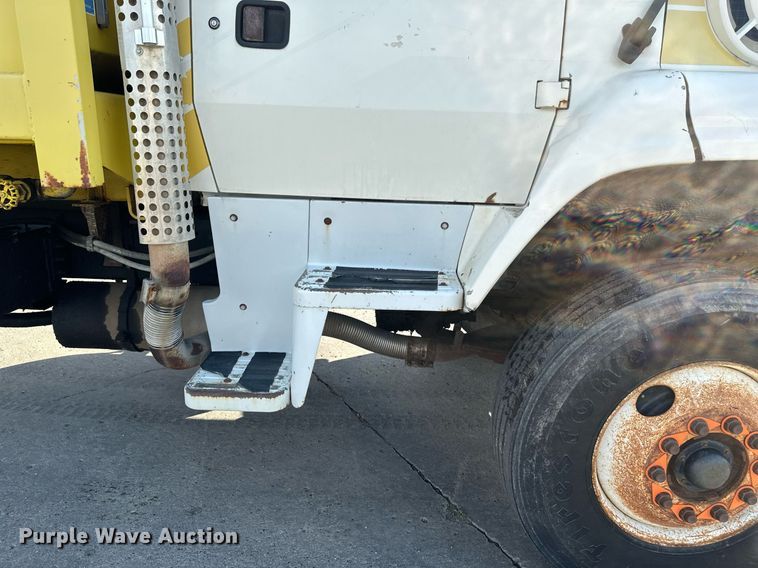 image for item EB2687 1995 Ford L8000 refuse truck
