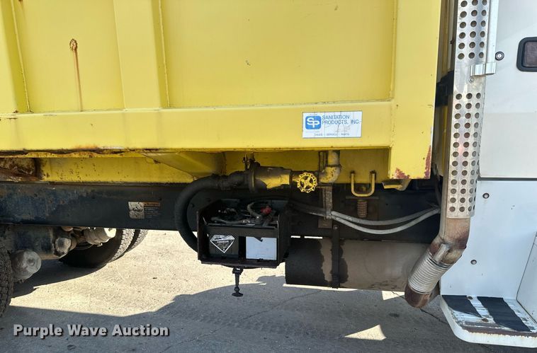 image for item EB2687 1995 Ford L8000 refuse truck