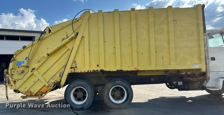 image for item EB2687 1995 Ford L8000 refuse truck