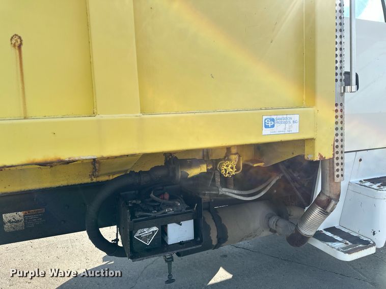 image for item EB2687 1995 Ford L8000 refuse truck