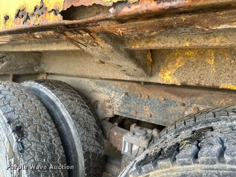 image for item EB2687 1995 Ford L8000 refuse truck