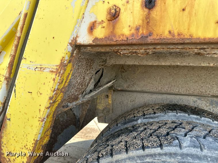 image for item EB2687 1995 Ford L8000 refuse truck