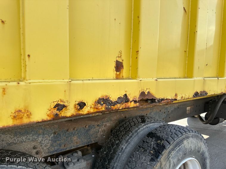 image for item EB2687 1995 Ford L8000 refuse truck