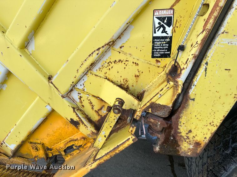 image for item EB2687 1995 Ford L8000 refuse truck