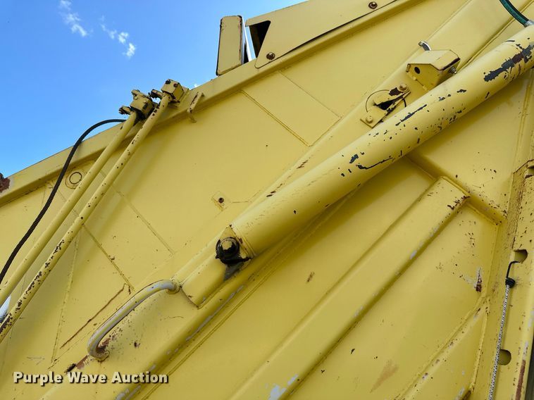 image for item EB2687 1995 Ford L8000 refuse truck