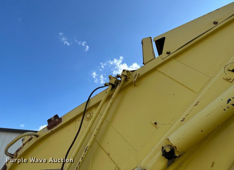 image for item EB2687 1995 Ford L8000 refuse truck