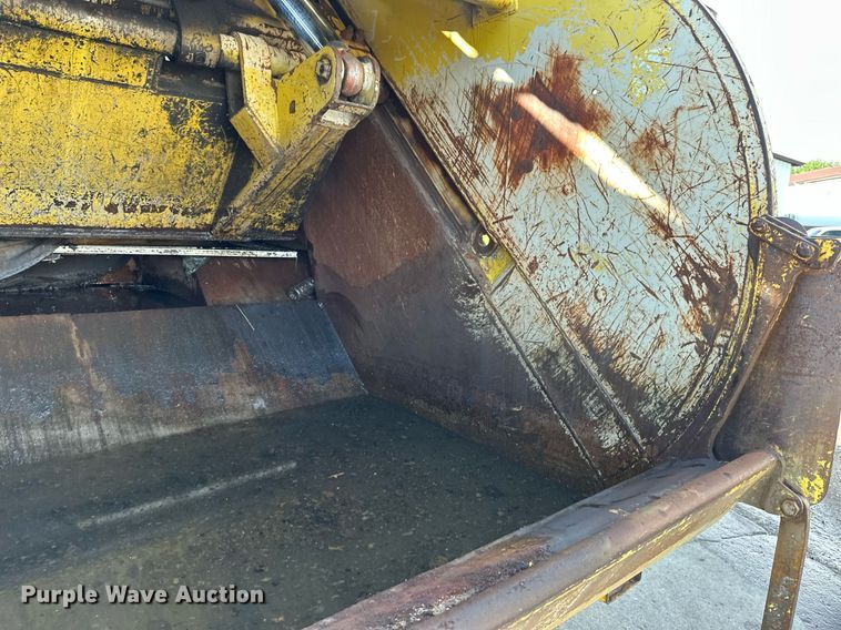 image for item EB2687 1995 Ford L8000 refuse truck