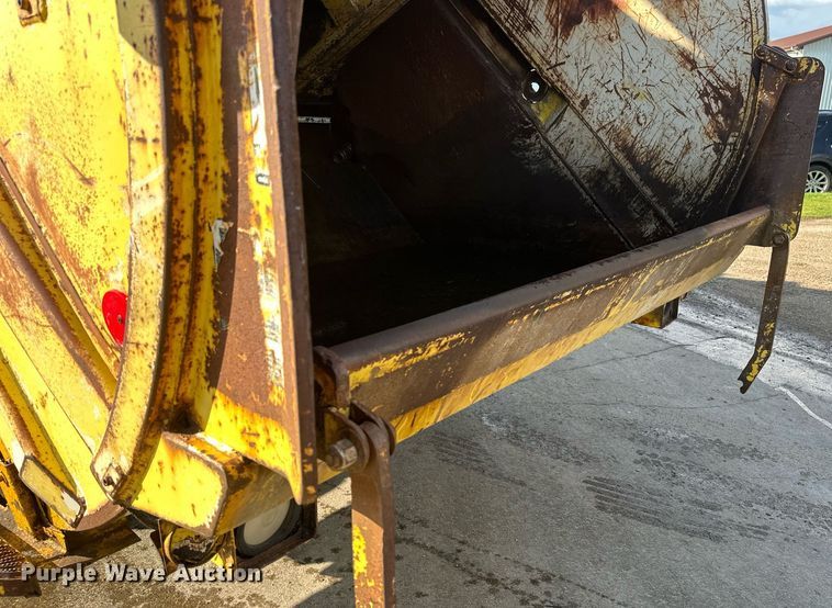 image for item EB2687 1995 Ford L8000 refuse truck