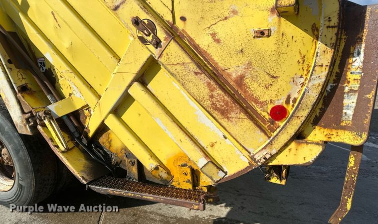 image for item EB2687 1995 Ford L8000 refuse truck