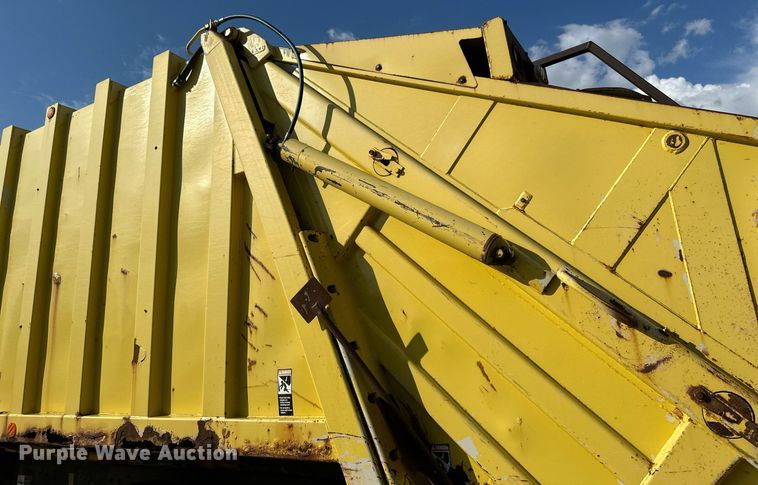 image for item EB2687 1995 Ford L8000 refuse truck