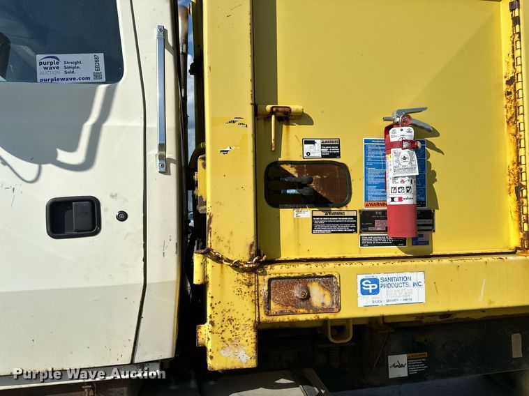 image for item EB2687 1995 Ford L8000 refuse truck