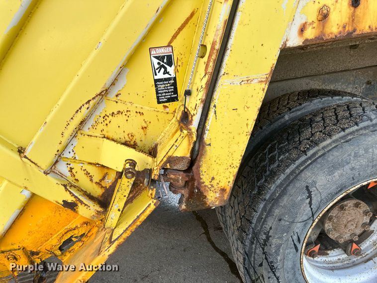 image for item EB2687 1995 Ford L8000 refuse truck