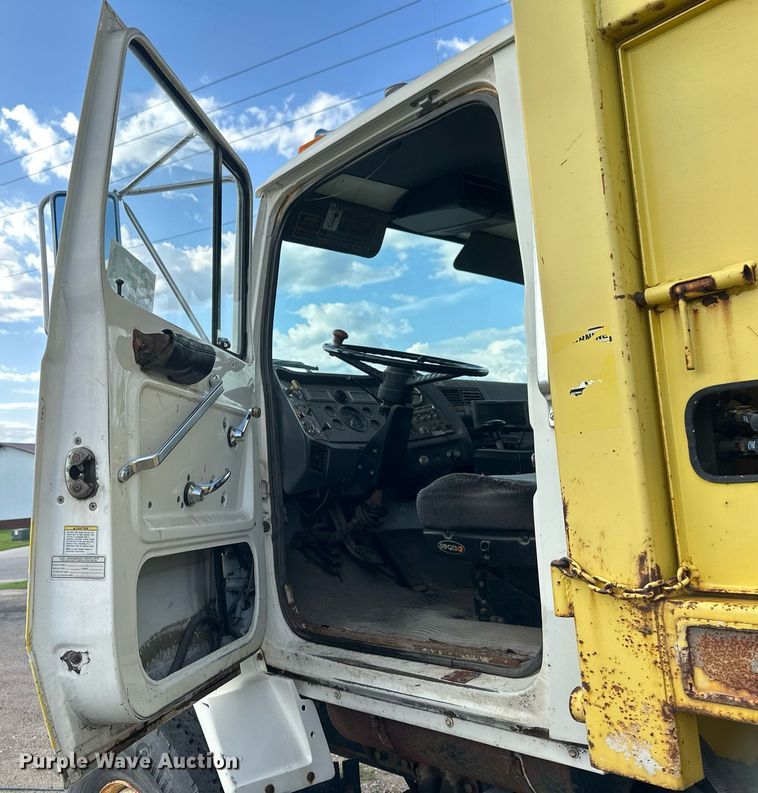 image for item EB2687 1995 Ford L8000 refuse truck