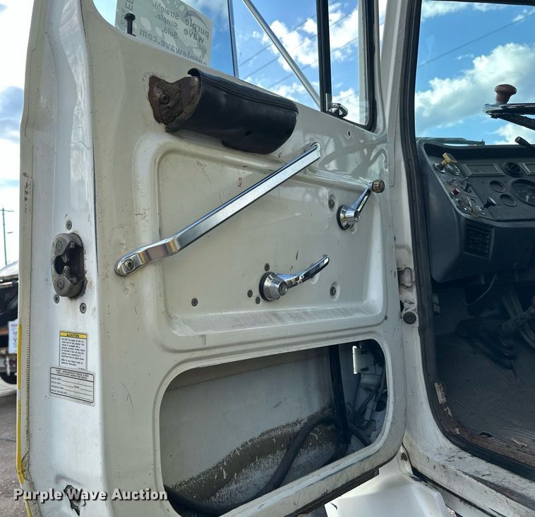 image for item EB2687 1995 Ford L8000 refuse truck