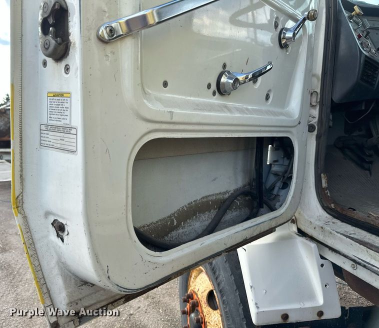 image for item EB2687 1995 Ford L8000 refuse truck