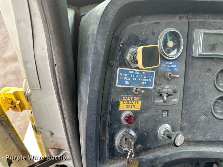 image for item EB2687 1995 Ford L8000 refuse truck