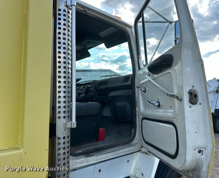 image for item EB2687 1995 Ford L8000 refuse truck