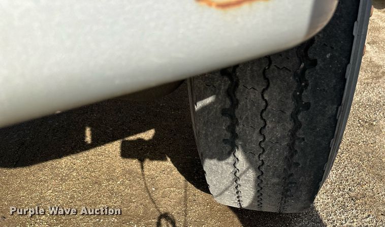 image for item EB2687 1995 Ford L8000 refuse truck