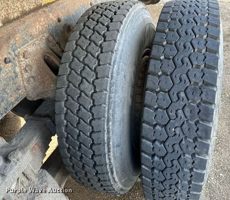 image for item EB2687 1995 Ford L8000 refuse truck