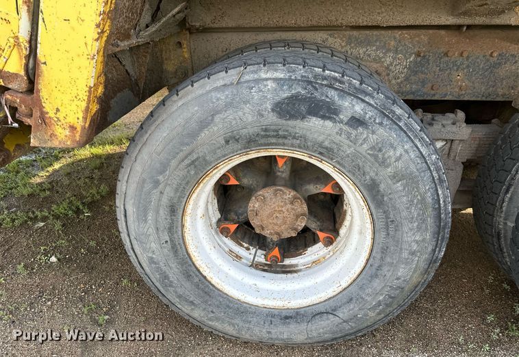 image for item EB2687 1995 Ford L8000 refuse truck