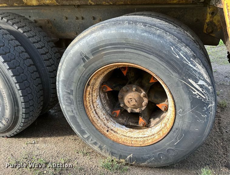 image for item EB2687 1995 Ford L8000 refuse truck