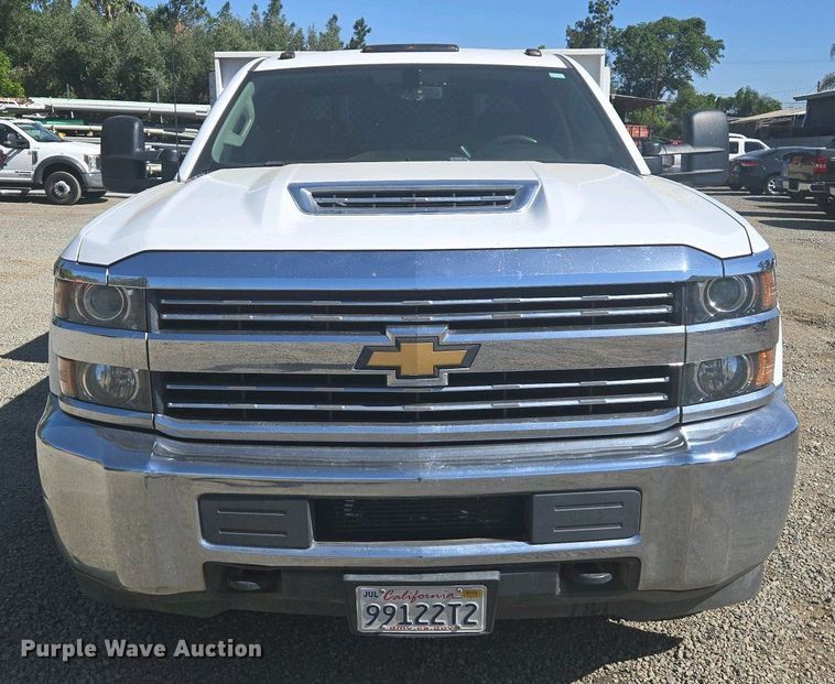 image for item EC0952 2018 Chevrolet Silverado 3500HD Crew Cab flatbed pickup truck