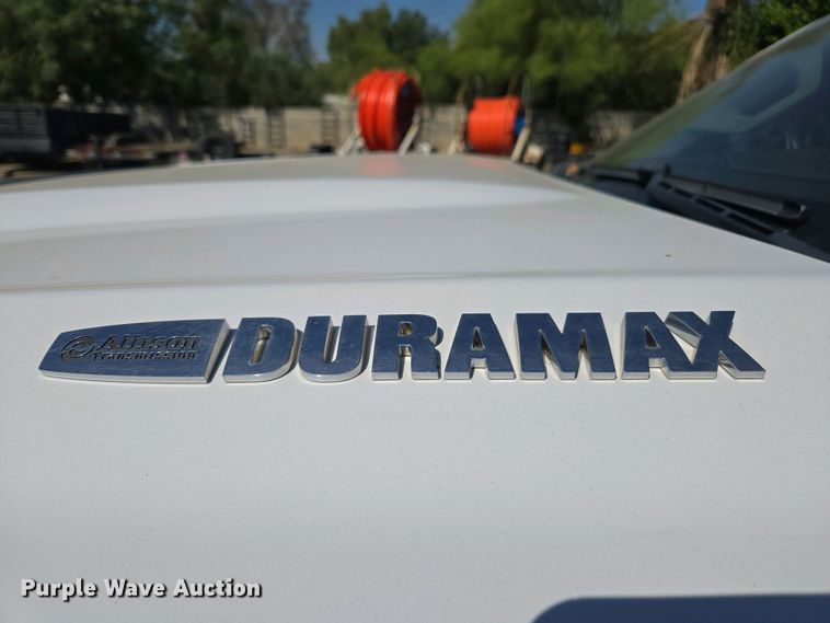 image for item EC0952 2018 Chevrolet Silverado 3500HD Crew Cab flatbed pickup truck