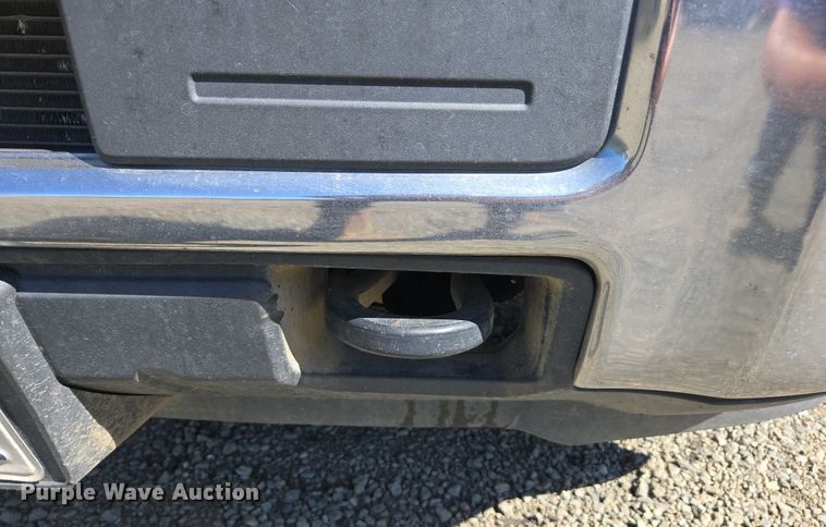 image for item EC0952 2018 Chevrolet Silverado 3500HD Crew Cab flatbed pickup truck