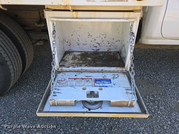 image for item EC0952 2018 Chevrolet Silverado 3500HD Crew Cab flatbed pickup truck