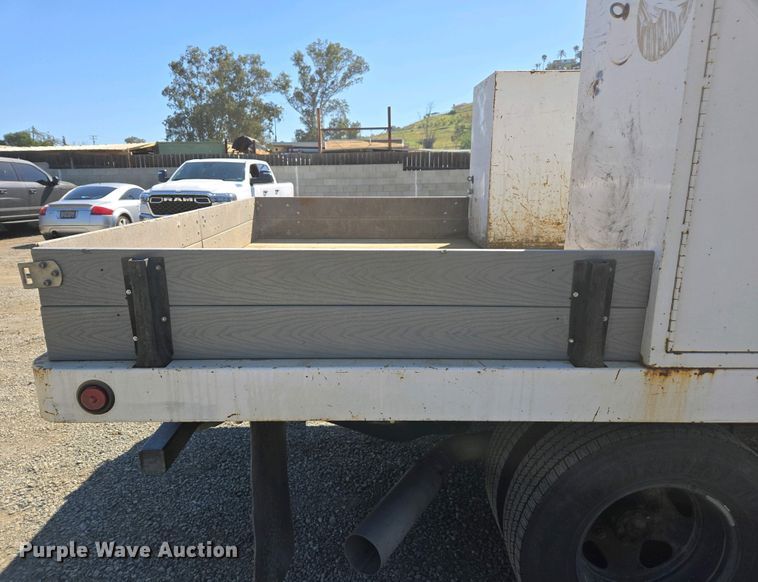 image for item EC0952 2018 Chevrolet Silverado 3500HD Crew Cab flatbed pickup truck