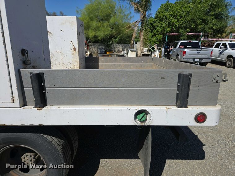 image for item EC0952 2018 Chevrolet Silverado 3500HD Crew Cab flatbed pickup truck