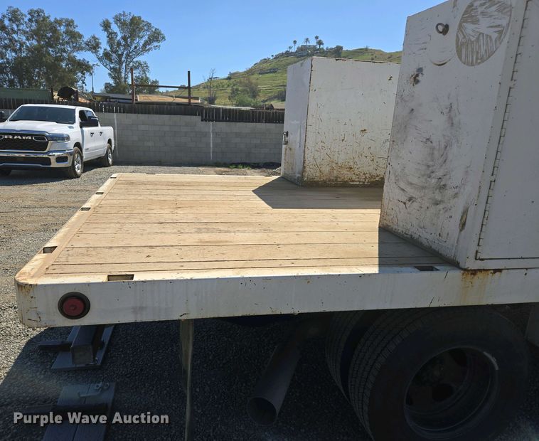 image for item EC0952 2018 Chevrolet Silverado 3500HD Crew Cab flatbed pickup truck