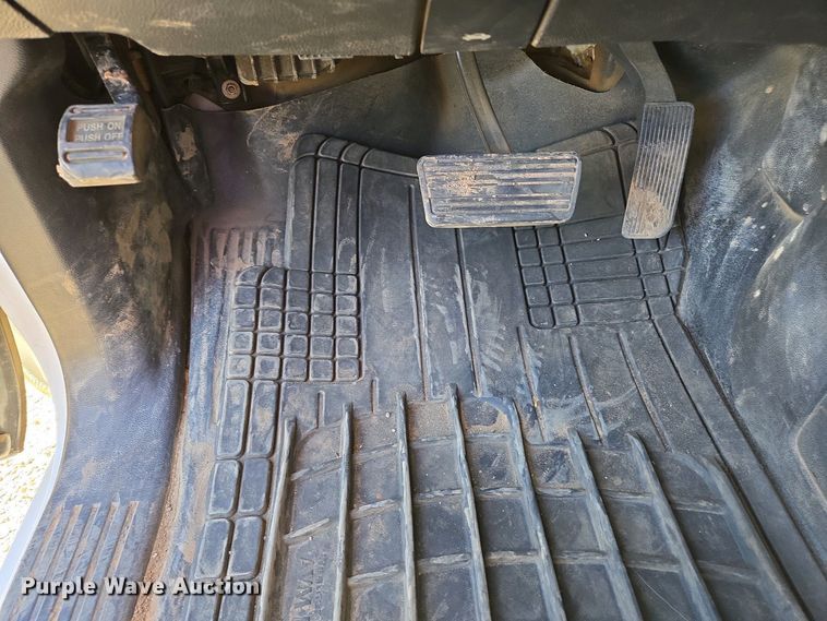 image for item EC0952 2018 Chevrolet Silverado 3500HD Crew Cab flatbed pickup truck