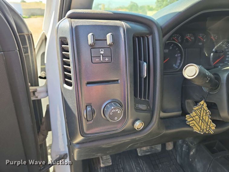 image for item EC0952 2018 Chevrolet Silverado 3500HD Crew Cab flatbed pickup truck