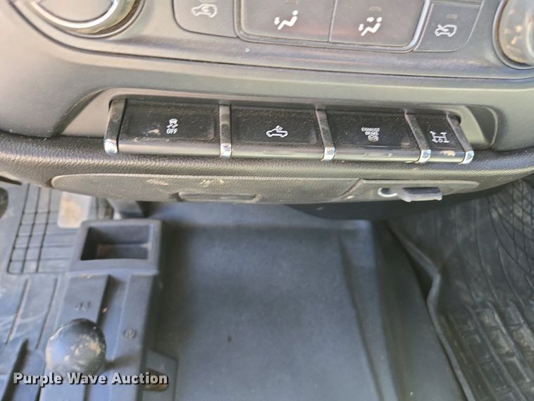 image for item EC0952 2018 Chevrolet Silverado 3500HD Crew Cab flatbed pickup truck