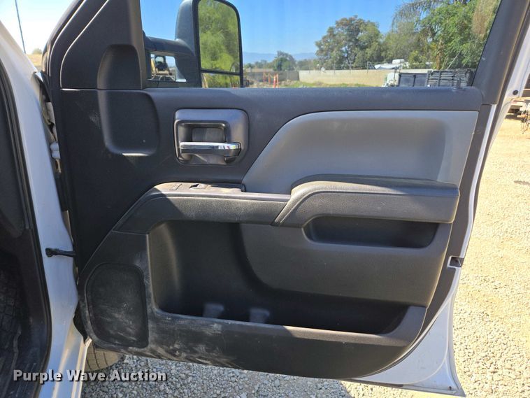 image for item EC0952 2018 Chevrolet Silverado 3500HD Crew Cab flatbed pickup truck