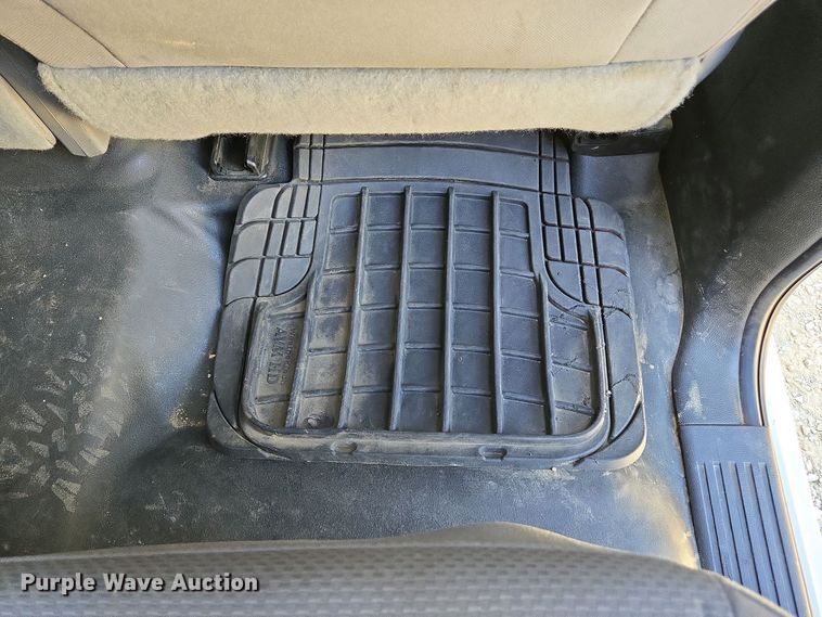 image for item EC0952 2018 Chevrolet Silverado 3500HD Crew Cab flatbed pickup truck