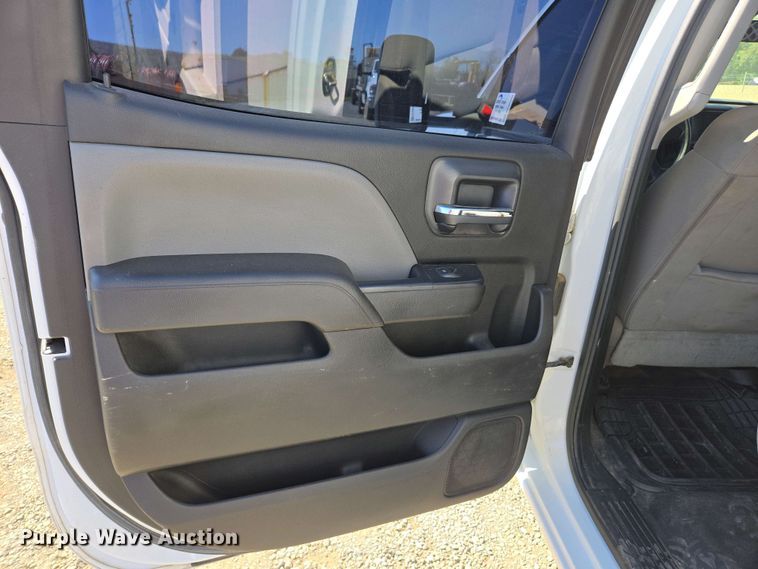 image for item EC0952 2018 Chevrolet Silverado 3500HD Crew Cab flatbed pickup truck