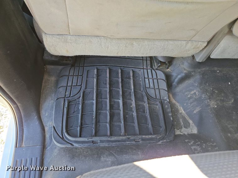 image for item EC0952 2018 Chevrolet Silverado 3500HD Crew Cab flatbed pickup truck