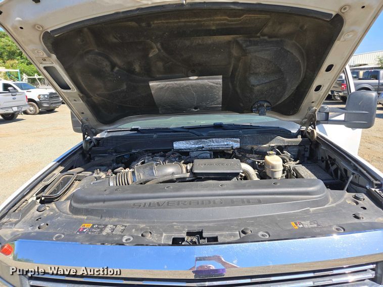 image for item EC0952 2018 Chevrolet Silverado 3500HD Crew Cab flatbed pickup truck