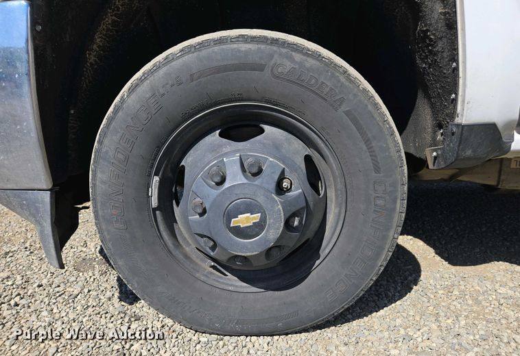 image for item EC0952 2018 Chevrolet Silverado 3500HD Crew Cab flatbed pickup truck