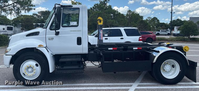 image for item EC3700 2006 International 4300 hook lift truck