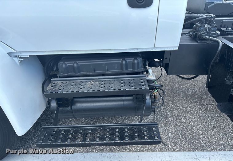 image for item EC3700 2006 International 4300 hook lift truck