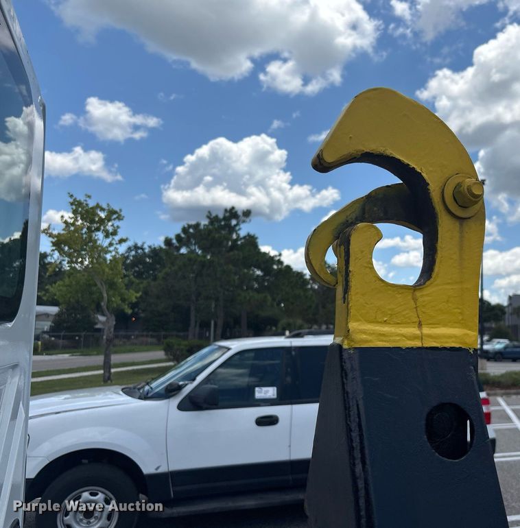 image for item EC3700 2006 International 4300 hook lift truck